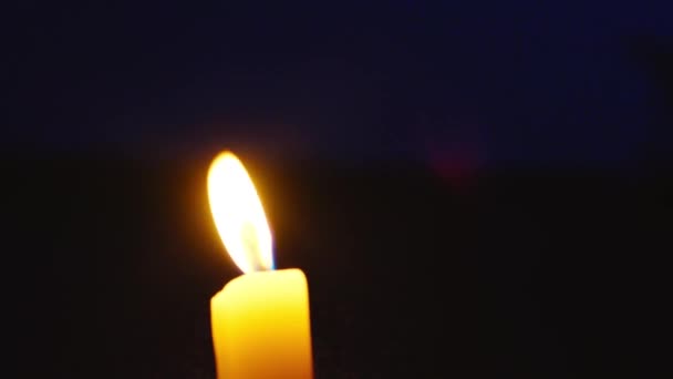 Flamme de bougie dans l'obscurité 