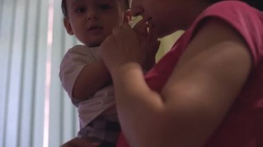 Ortadoğu ailen kutlu olsun. Anne ve neşeli erkek bebek.