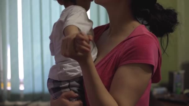 Feliz familia del Medio Oriente. Mamá y juguetón bebé niño — Vídeos de Stock