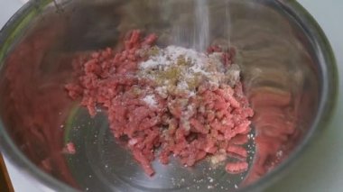 Pirzola pişirme işlemi