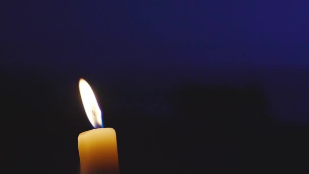 Kerzenflamme in der Dunkelheit — Stockvideo