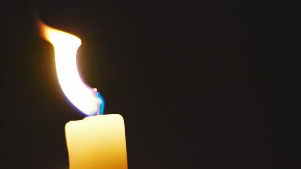 Fiamma di candela nell'oscurità — Video Stock