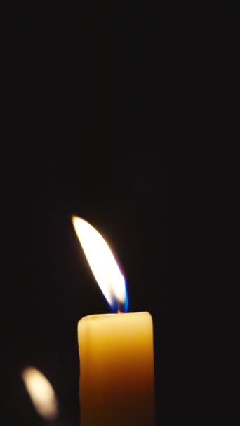 Plamen svíčky ve tmě — Stock video