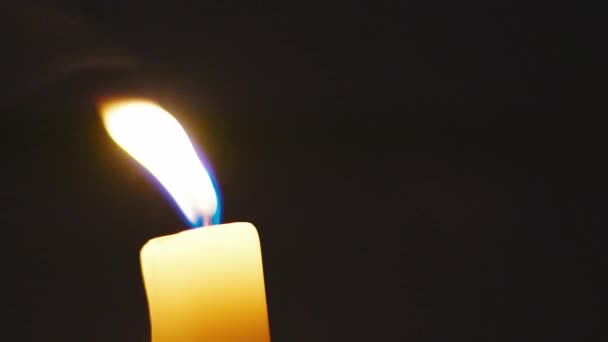 Płomień świecy w ciemności — Wideo stockowe