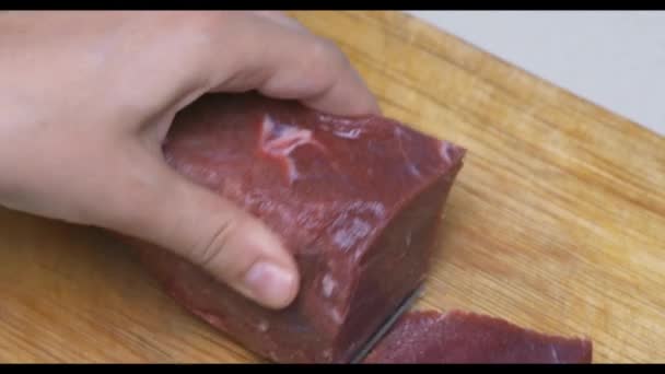 Vlees in stukken snijden — Stockvideo