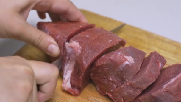 Cortar la carne en pedazos — Vídeos de Stock