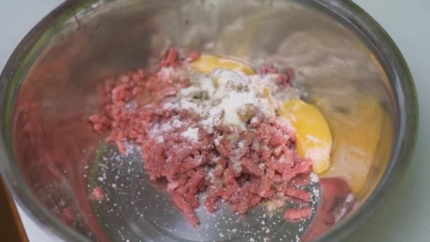 Der Prozess des Kochens von Schnitzeln — Stockvideo