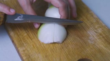 Soğan doğrayan kadın