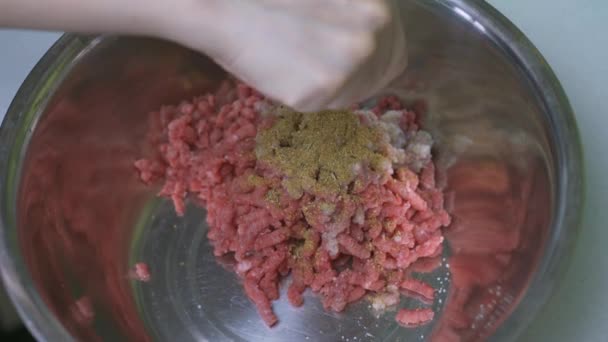 Het proces van het koken koteletten — Stockvideo