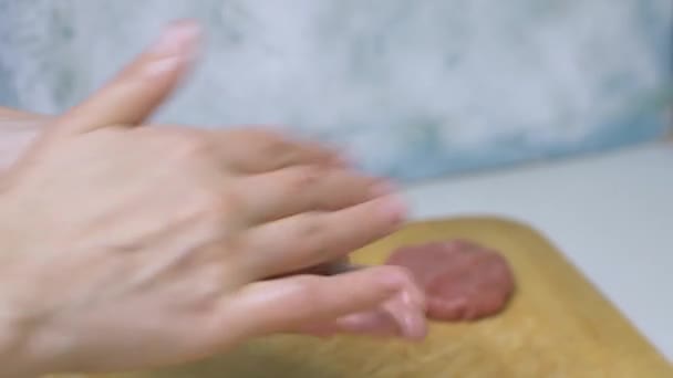 Pirzola pişirme işlemi — Stok video