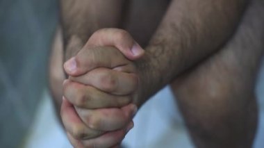 Basurlu bir adam tuvalette oturuyor.