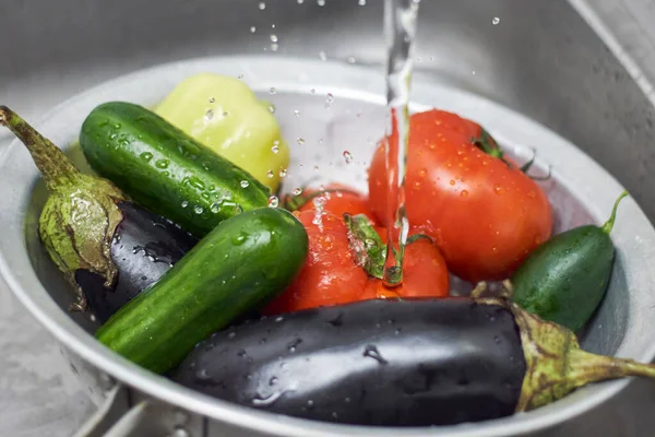 Wanita mencuci sayuran organik yang baru dipetik di colander sebelum menyiapkan salad sehat — Stok Foto