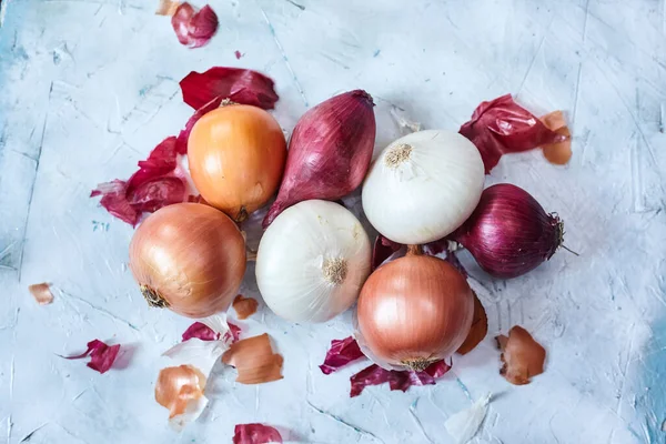 Limpieza de cebollas frescas — Foto de Stock