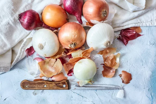 Limpieza de cebollas frescas — Foto de Stock