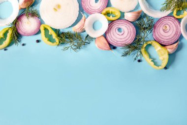 Mavi arkaplanda soğan halkaları