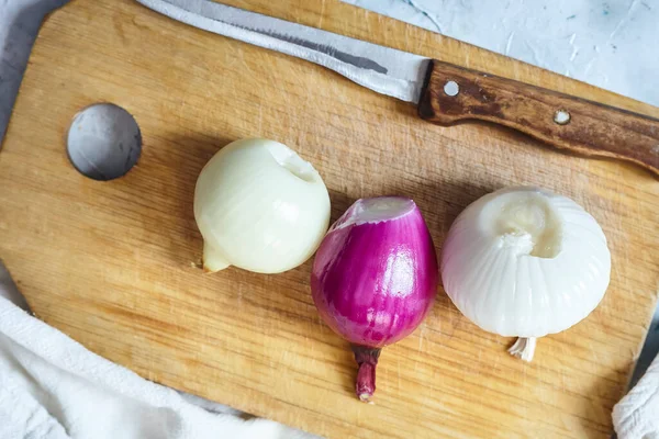 Cortar cebollas orgánicas. Preparación de ensalada — Foto de Stock