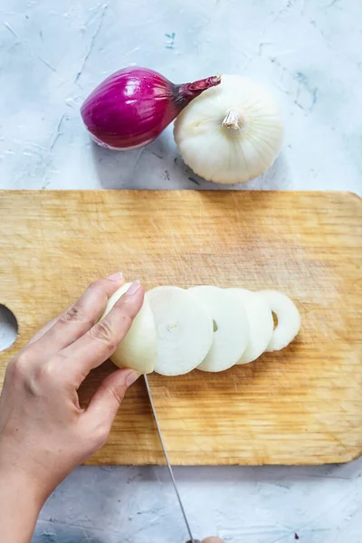 Cortar cebollas orgánicas. Preparación de ensalada — Foto de Stock