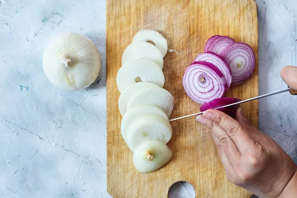 Kroję organiczną cebulę. Przygotowanie sałatki — Zdjęcie stockowe