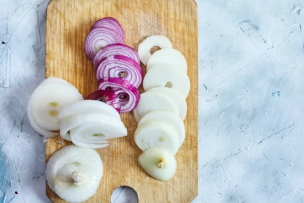 Memotong bawang organik. Menyiapkan salad — Stok Foto