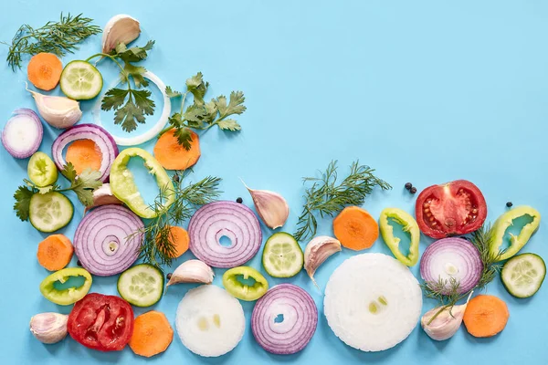 Onion rings on blue background — Stock Photo, Image