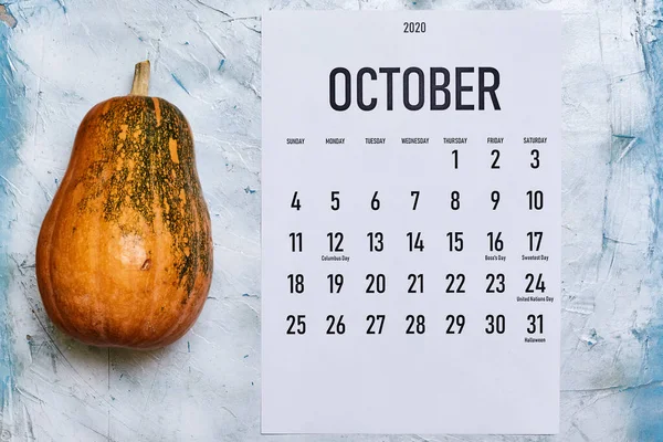 Outubro 2020 calendário mensal com abóbora na madeira — Fotografia de Stock