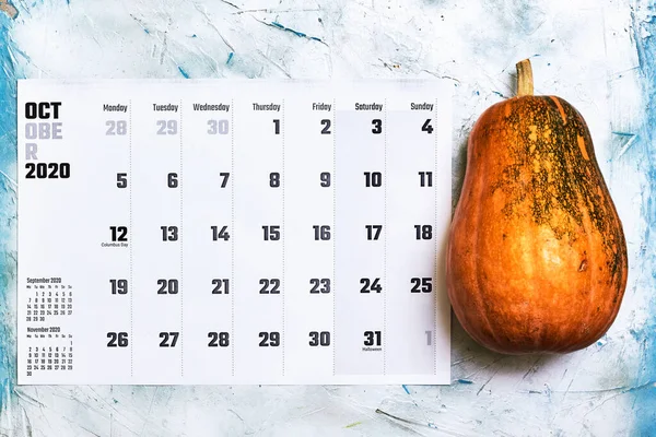 Ottobre 2020 calendario mensile con zucca su legno — Foto Stock