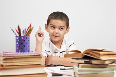 Düşünceli okul çocuğunun fikri, parmağını kaldırması. Biliyorum.