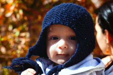 Annesi tatlı oğlunu kucağına almış.