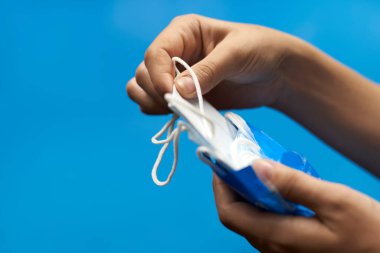 İnsanlara ücretsiz maskeler dağıtılıyor