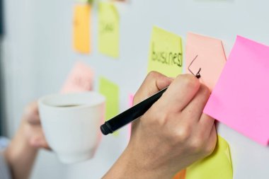 Başlangıç planlaması. Yaratıcı ekip strateji üzerinde çalışıyor