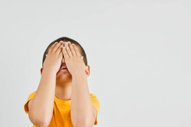 Hayal kırıklığına uğramış Orta Doğulu bir çocuğun portresi.