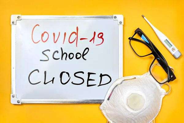 Escuela cerrada debido a covid-19 — Foto de Stock