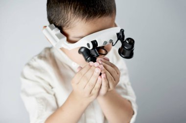 Öğrenci bilimsel deneyler yapıyor.