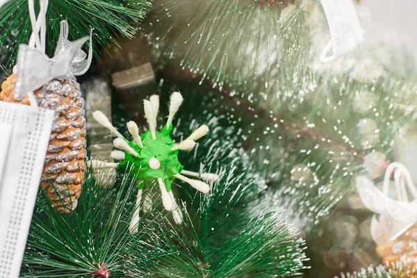 Рождественская елка в масках — стоковое фото