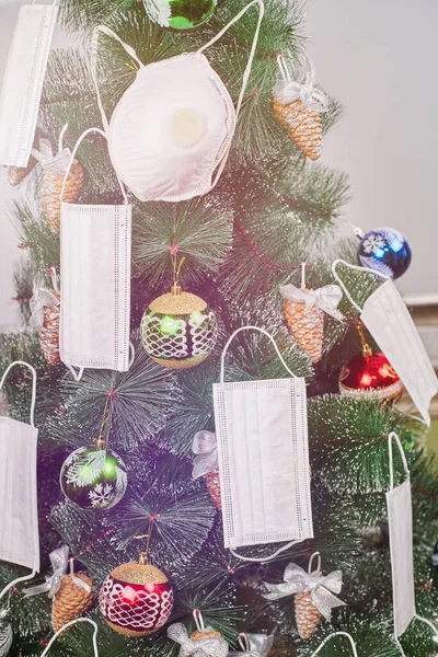 Kerstboom met gezichtsmaskers — Stockfoto