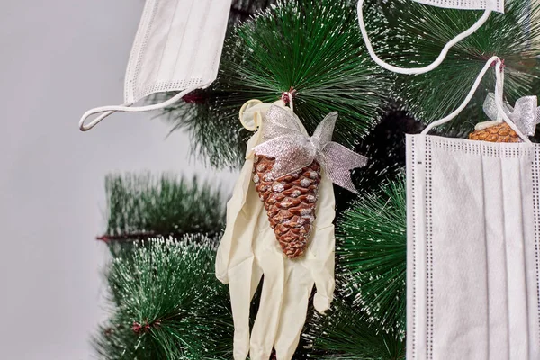 Árbol de Navidad con mascarillas — Foto de Stock