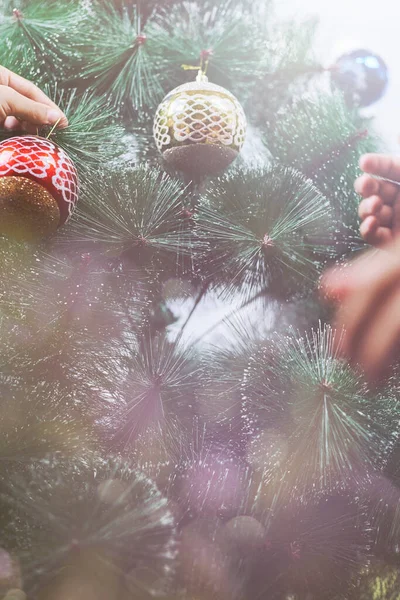 Διακόσμηση χριστουγεννιάτικο δέντρο μέσα στο σπίτι — Φωτογραφία Αρχείου