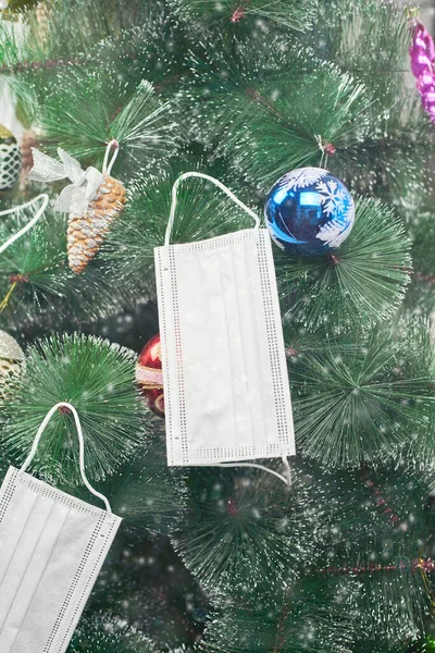 Χριστουγεννιάτικο δέντρο με μάσκες προσώπου — Φωτογραφία Αρχείου