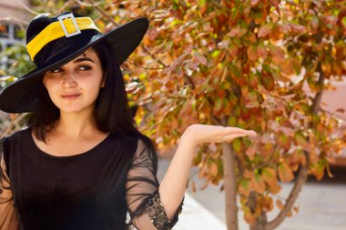 Cadı kostümlü kadın.