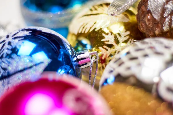 Πολύχρωμα χριστουγεννιάτικα στολίδια — Φωτογραφία Αρχείου