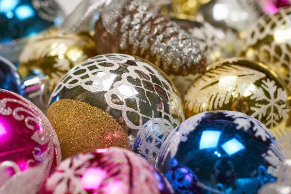 Çok renkli Noel süslemeleri