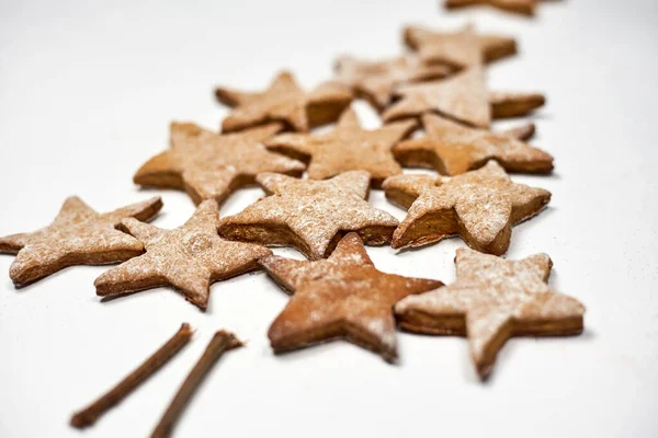 Söt julgran gjord med stjärnkakor — Stockfoto