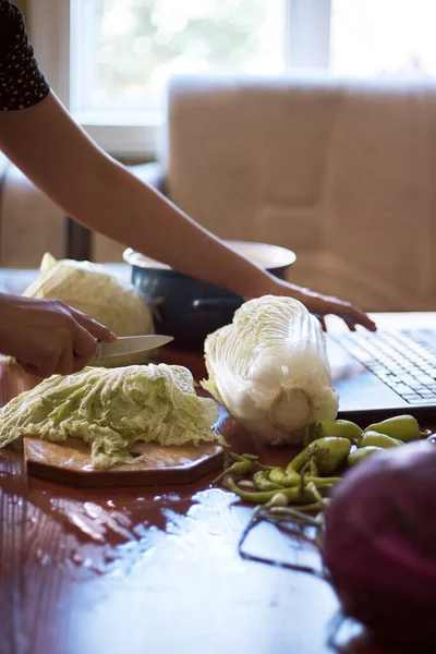 Wanita muda menyiapkan salad sehat — Stok Foto