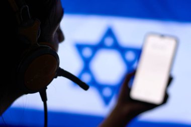 İsrail Gizli Servisi subayı konuşmaları kaydediyor