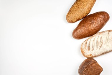 Beyaz arkaplanda fırın ürünleri