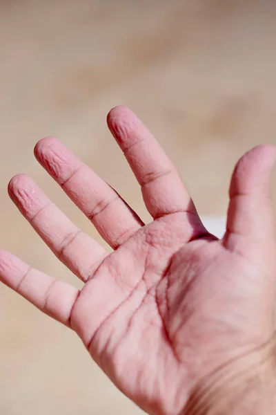 Tangan menjadi keriput dan rapuh di kamar mandi, atau dalam air — Stok Foto