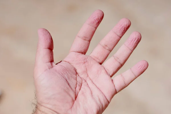 Tangan menjadi keriput dan rapuh di kamar mandi, atau dalam air — Stok Foto