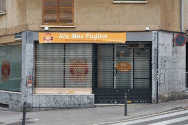 Viladecanlar, Barcelona - 2 Eylül 2025: Özel bir işletmenin kapalı bir vitrini, kendine özgü bir logosu ve parlak sarı bir tabelası var.