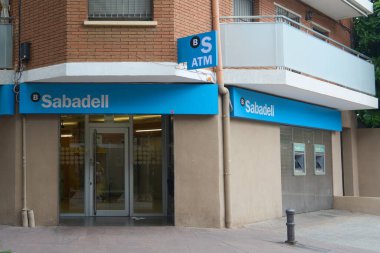 Viladecanlar, Barselona - 02 Eylül 2025: Bir yerleşim bölgesinde bir Sabadell banka şubesinin dış cephesi, kentsel finansal hizmetlerin sembolü.