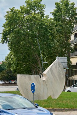 Viladecanlar. Barcelona - 05 Eylül 2025: Josep Novell 'in çalışmalarına ilişkin bu dikey bakış açısı, tasarımın detaylarının ve Viladecan manzarasında heykel olarak nasıl durduğunun takdir edilmesine olanak sağlıyor.